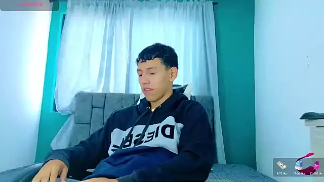 FelipeGonzalezz online show from November 2025 12:49:01 PM