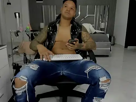 Snapshot of master_leather chatting on July 2026 03:59:01 PM master leather online show from July 2026 03:59:01 PM