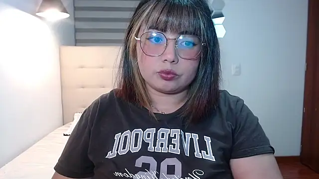 YiniBelle online show from November 2025 02:44:02 AM