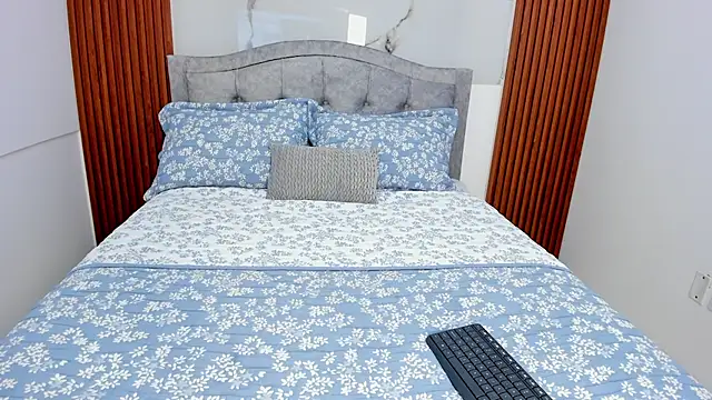 KaliBloom online show from December 2025 08:48:02 PM