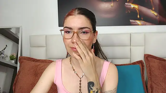 AriLumi online show from November 2025 07:47:02 PM