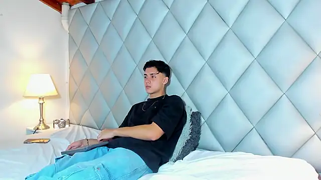 ZeusBrant online show from March 2026 01:52:01 PM