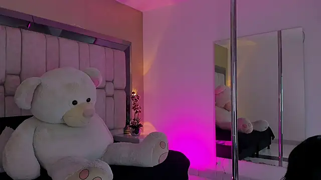 SnakeMuse online show from November 2025 04:26:02 AM