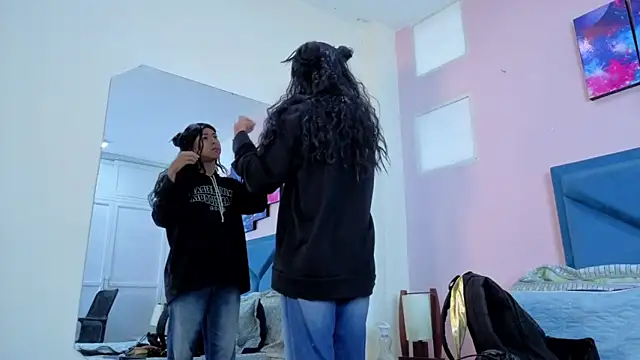 Hopemoretti online show from November 2025 12:38:01 PM