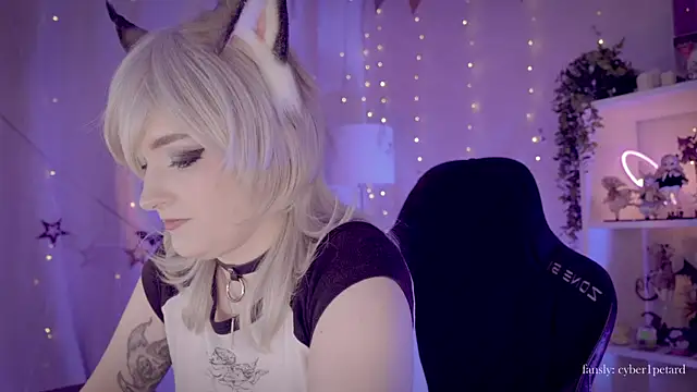 Snapshot of vronnier chatting on December 2025 04:03:01 PM vronnier online show from December 2025 04:03:01 PM