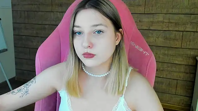 Snapshot of TinnaBurton chatting on May 2026 04:23:02 PM TinnaBurton online show from May 2026 04:23:02 PM