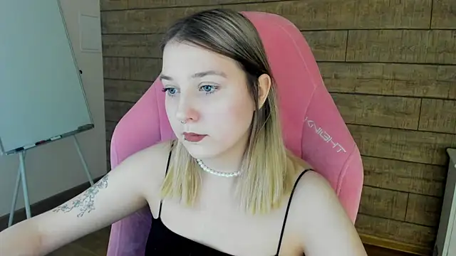 Snapshot of TinnaBurton chatting on May 2026 04:23:02 PM TinnaBurton online show from May 2026 04:23:02 PM