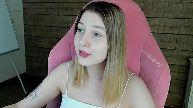 Snapshot of TinnaBurton chatting on May 2026 04:25:02 PM TinnaBurton online show from May 2026 04:25:02 PM