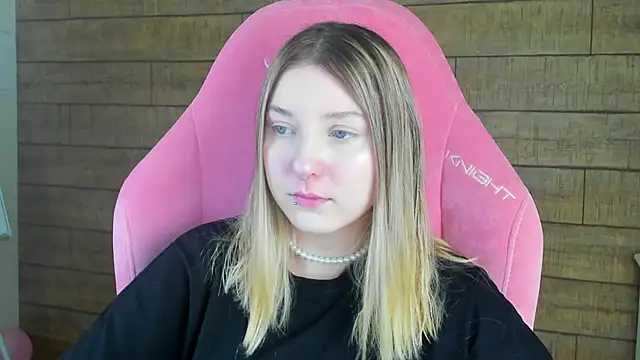 Snapshot of TinnaBurton chatting on May 2026 04:25:02 PM TinnaBurton online show from May 2026 04:25:02 PM