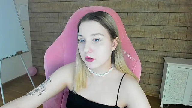 Snapshot of TinnaBurton chatting on May 2026 04:37:01 PM TinnaBurton online show from May 2026 04:37:01 PM