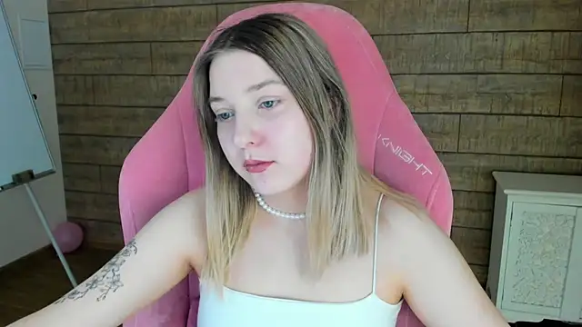 Snapshot of TinnaBurton chatting on May 2026 04:25:02 PM TinnaBurton online show from May 2026 04:25:02 PM