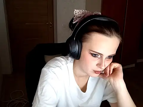 LouiseMarengo online show from November 2025 05:02:01 PM