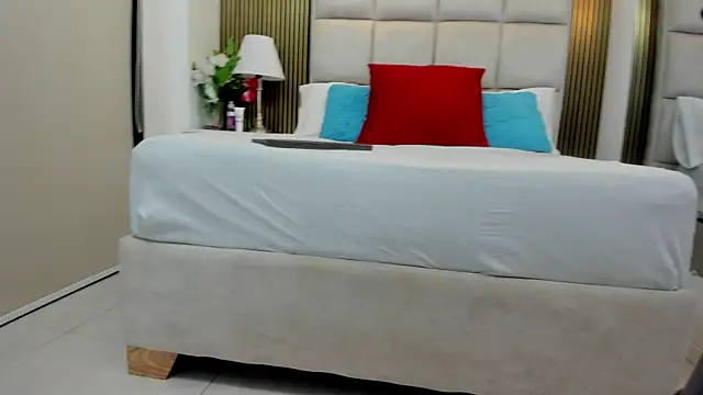 Snapshot of Katia_Young chatting on November 2025 09:09:01 PM Katia Young online show from November 2025 09:09:01 PM