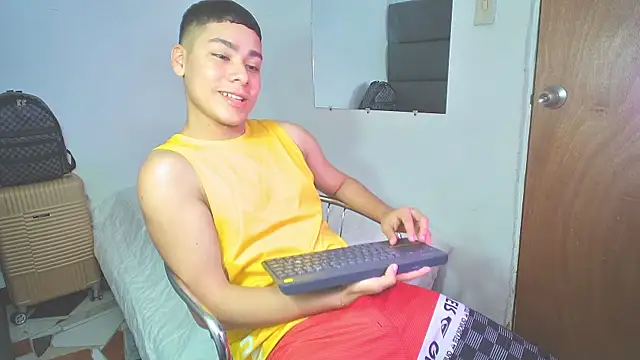 Lucastorrez01 online show from November 2025 04:45:02 PM