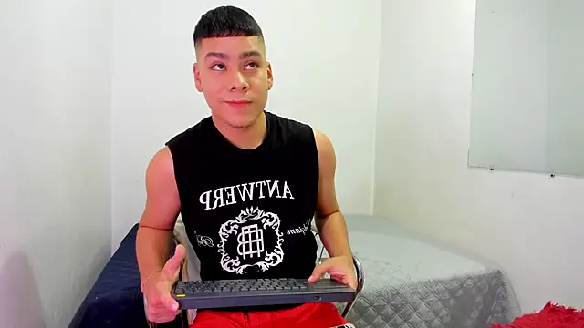 Snapshot of Lucastorrez01 chatting on June 2026 10:40:02 PM Lucastorrez01 online show from June 2026 10:40:02 PM
