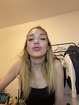 lunababy77 online show from November 2025 04:13:02 PM