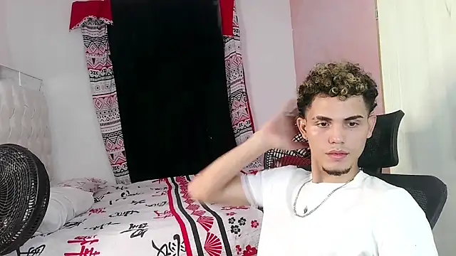 Snapshot of MischievousDuo chatting on December 2025 05:45:02 AM MischievousDuo online show from December 2025 05:45:02 AM