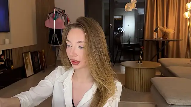 Jolienne online show from April 2026 08:15:01 PM