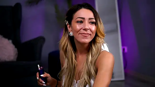 JuliaHyde online show from December 2025 04:08:01 AM