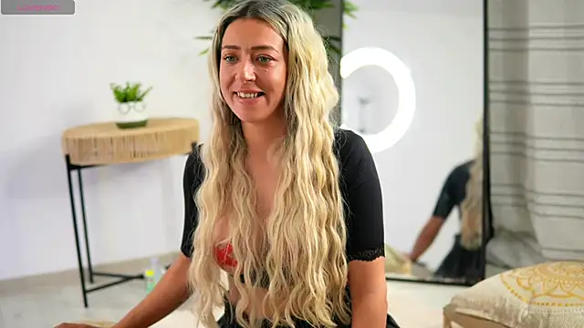 JuliaHyde online show from April 2026 07:58:01 PM