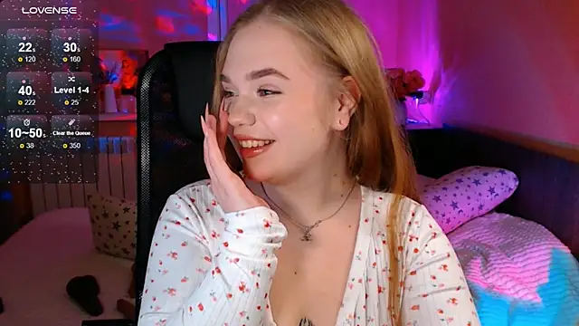 Snapshot of EmiRisse chatting on November 2025 04:42:01 PM EmiRisse online show from November 2025 04:42:01 PM