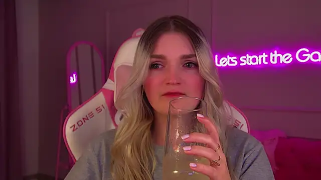 AnnyRaii online show from November 2025 07:49:02 PM