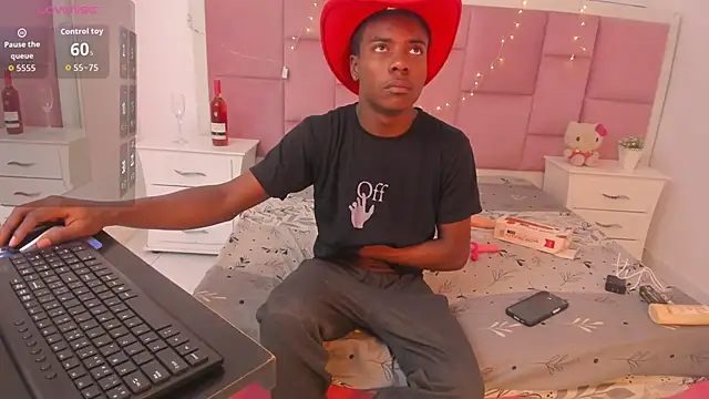 NoahJhonson69 online show from November 2025 06:32:01 PM