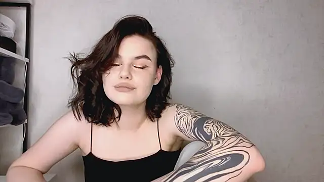 Snapshot of EllieVate chatting on November 2025 05:12:01 PM EllieVate online show from November 2025 05:12:01 PM