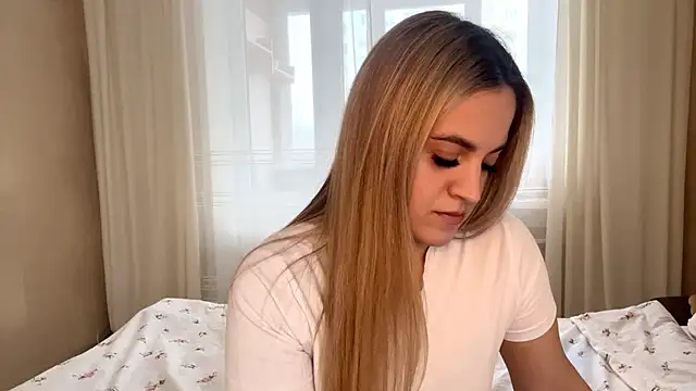 LuciaShadwell online show from November 2025 04:15:01 AM