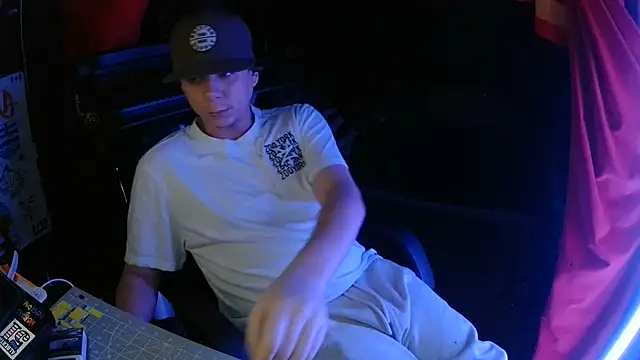 Snapshot of Bowerboi chatting on November 2025 09:21:01 AM Bowerboi online show from November 2025 09:21:01 AM