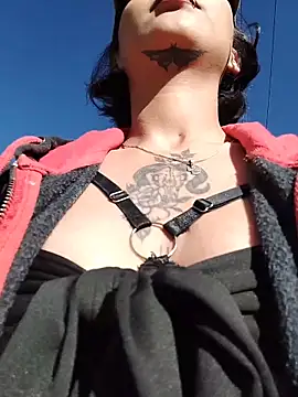 Zoe addiction online show from November 2025 12:38:01 PM