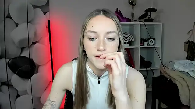 Snapshot of EvelynBlond chatting on January 2026 01:37:02 PM EvelynBlond online show from January 2026 01:37:02 PM