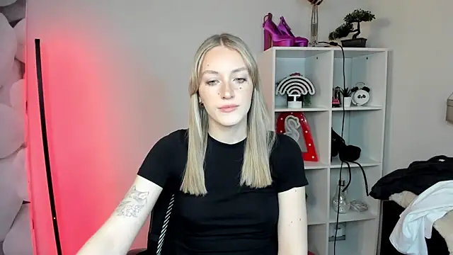 Snapshot of EvelynBlond chatting on February 2026 01:27:01 PM EvelynBlond online show from February 2026 01:27:01 PM