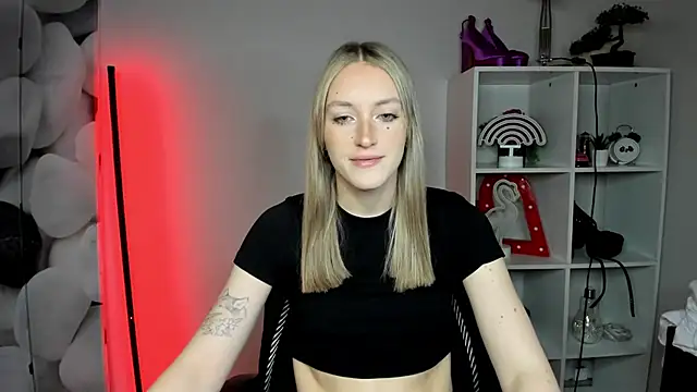 Snapshot of EvelynBlond chatting on February 2026 01:37:01 PM EvelynBlond online show from February 2026 01:37:01 PM