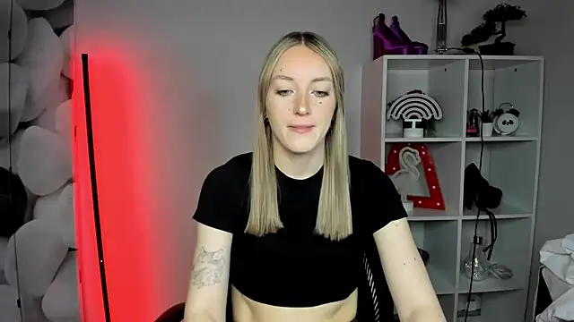 Snapshot of EvelynBlond chatting on February 2026 10:10:01 AM EvelynBlond online show from February 2026 10:10:01 AM