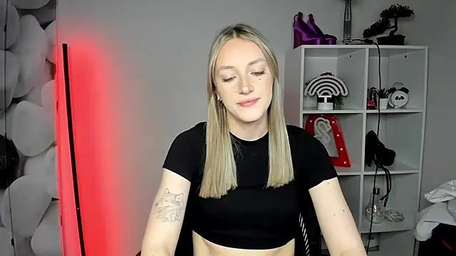 Snapshot of EvelynBlond chatting on February 2026 06:42:01 AM EvelynBlond online show from February 2026 06:42:01 AM