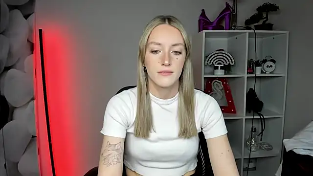 Snapshot of EvelynBlond chatting on February 2026 01:29:02 PM EvelynBlond online show from February 2026 01:29:02 PM