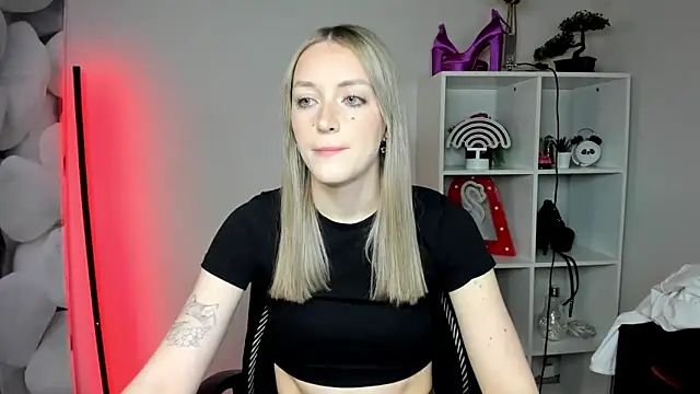 Snapshot of EvelynBlond chatting on February 2026 06:31:01 AM EvelynBlond online show from February 2026 06:31:01 AM