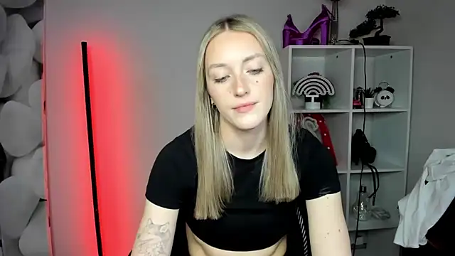 Snapshot of EvelynBlond chatting on February 2026 06:37:02 PM EvelynBlond online show from February 2026 06:37:02 PM