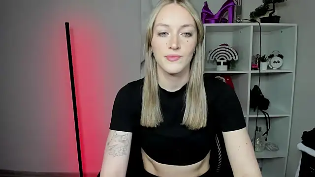 Snapshot of EvelynBlond chatting on March 2026 06:25:02 AM EvelynBlond online show from March 2026 06:25:02 AM