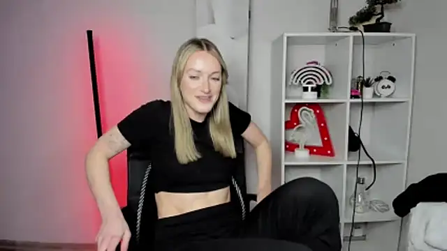 Snapshot of EvelynBlond chatting on March 2026 07:21:02 PM EvelynBlond online show from March 2026 07:21:02 PM