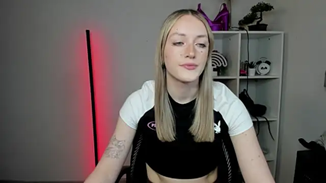 Snapshot of EvelynBlond chatting on March 2026 01:27:01 PM EvelynBlond online show from March 2026 01:27:01 PM