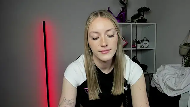 Snapshot of EvelynBlond chatting on March 2026 06:36:02 PM EvelynBlond online show from March 2026 06:36:02 PM