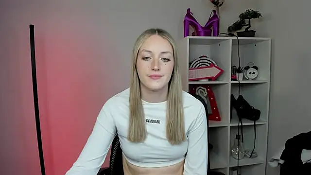 Snapshot of EvelynBlond chatting on March 2026 06:33:01 PM EvelynBlond online show from March 2026 06:33:01 PM