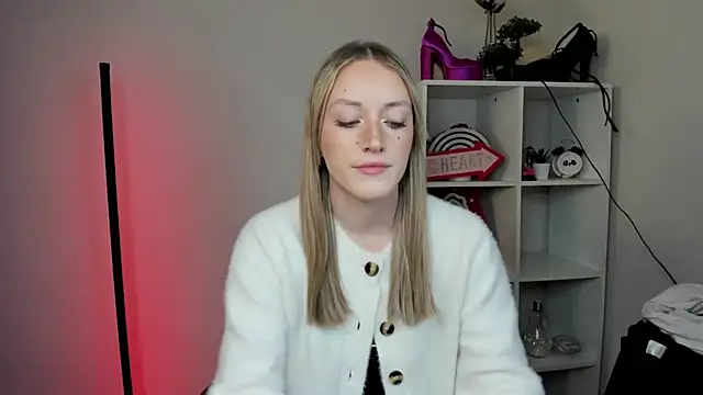 Snapshot of EvelynBlond chatting on March 2026 01:38:01 PM EvelynBlond online show from March 2026 01:38:01 PM