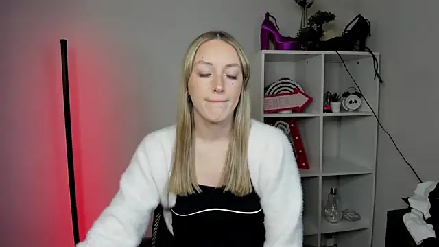 Snapshot of EvelynBlond chatting on March 2026 01:26:02 PM EvelynBlond online show from March 2026 01:26:02 PM