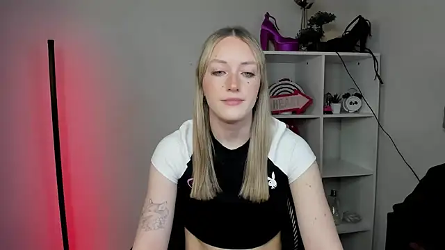 Snapshot of EvelynBlond chatting on March 2026 01:27:01 PM EvelynBlond online show from March 2026 01:27:01 PM