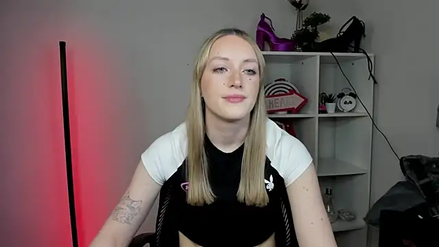 Snapshot of EvelynBlond chatting on March 2026 01:39:01 PM EvelynBlond online show from March 2026 01:39:01 PM