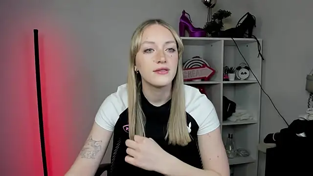 Snapshot of EvelynBlond chatting on March 2026 06:19:01 AM EvelynBlond online show from March 2026 06:19:01 AM