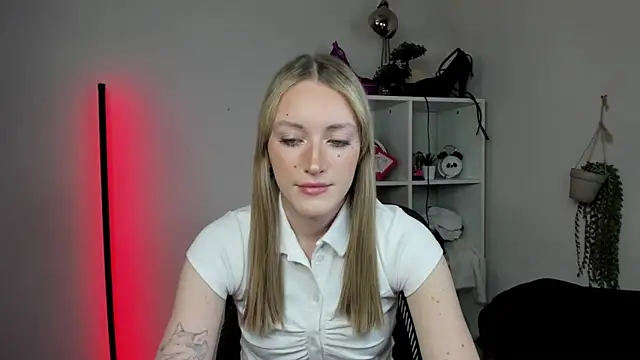 Snapshot of EvelynBlond chatting on March 2026 12:38:02 PM EvelynBlond online show from March 2026 12:38:02 PM